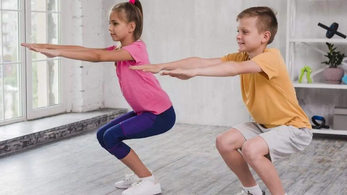 Niños ejercitandose ejercicio